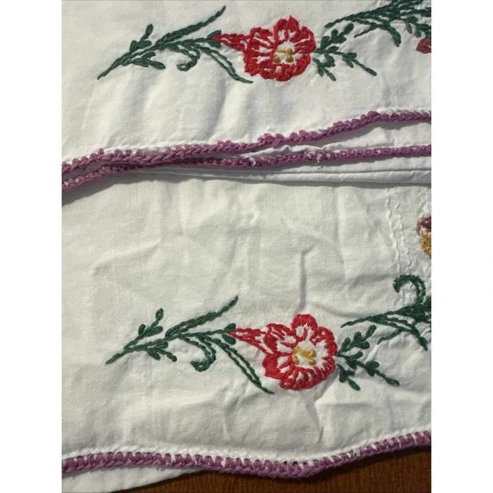 Set Of 2 Vtg Hand Embroidered White Standard Sized Pillow Cases‎